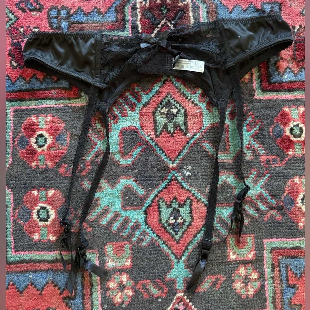 Fredericks of Hollywood black garter size large